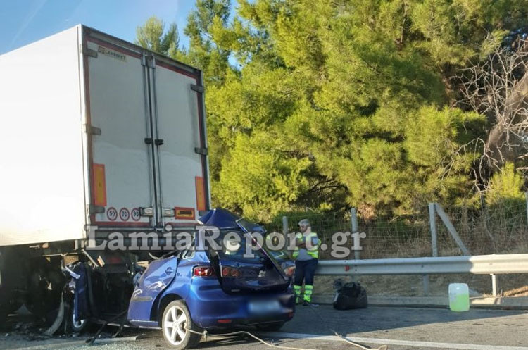 Τροχαίο δυστύχημα στα Οινόφυτα: Νεκρός απεγκλωβίστηκε ο οδηγός οχήματος που «καρφώθηκε» σε νταλίκα