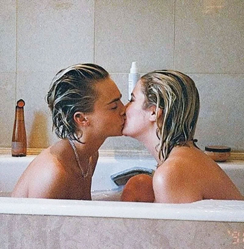 Cara Delevingne και Ashley Benson γυμνές στη μπανιέρα