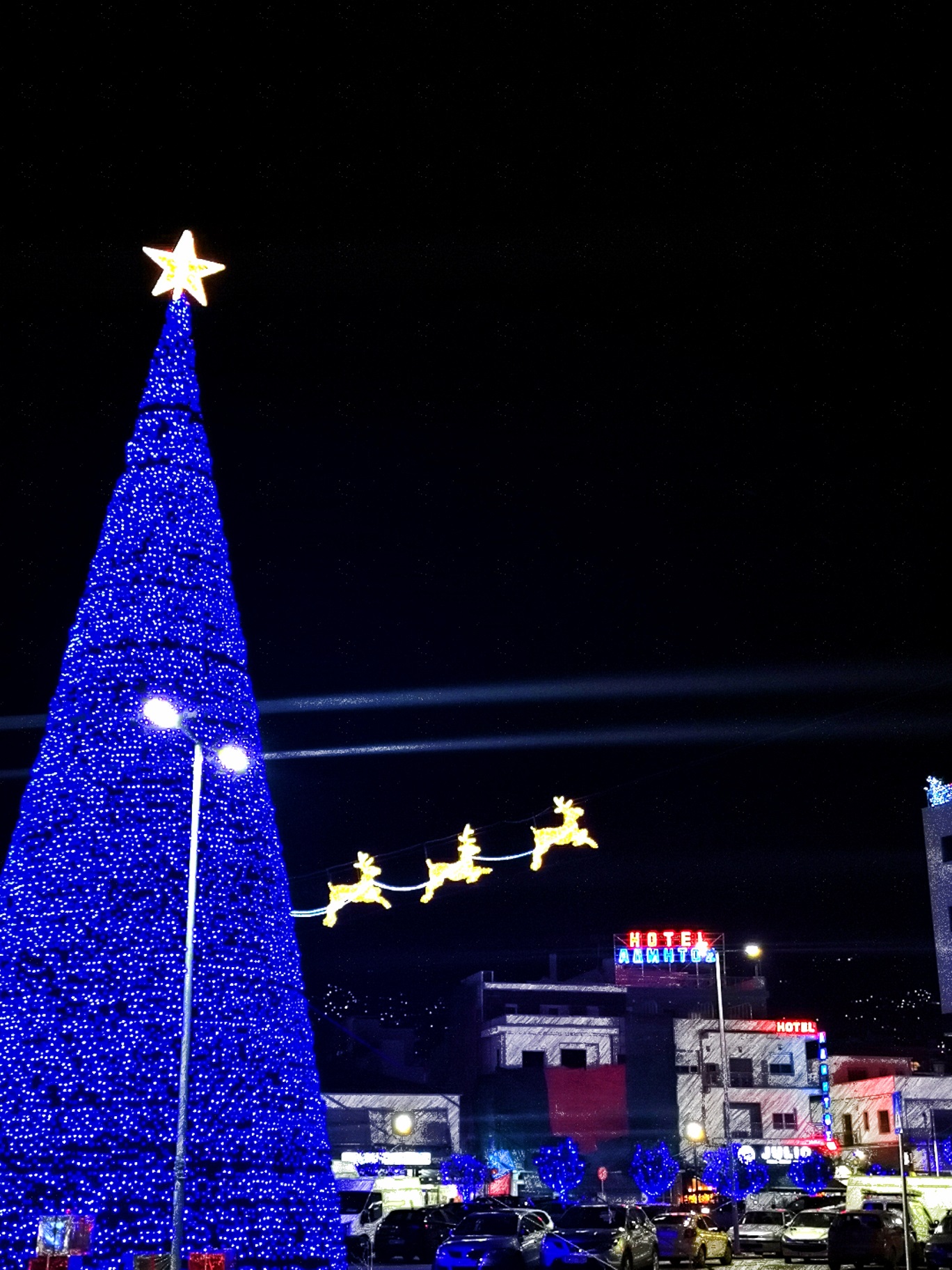 Το χριστουγεννιάτικο δέντρο στο λιμάνι του Βόλου