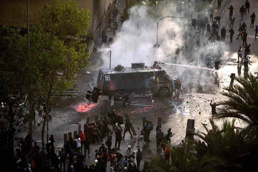 Χιλή: Πεδίο μάχης οι δρόμοι της πρωτεύουσας - Ξύλο και δακρυγόνα