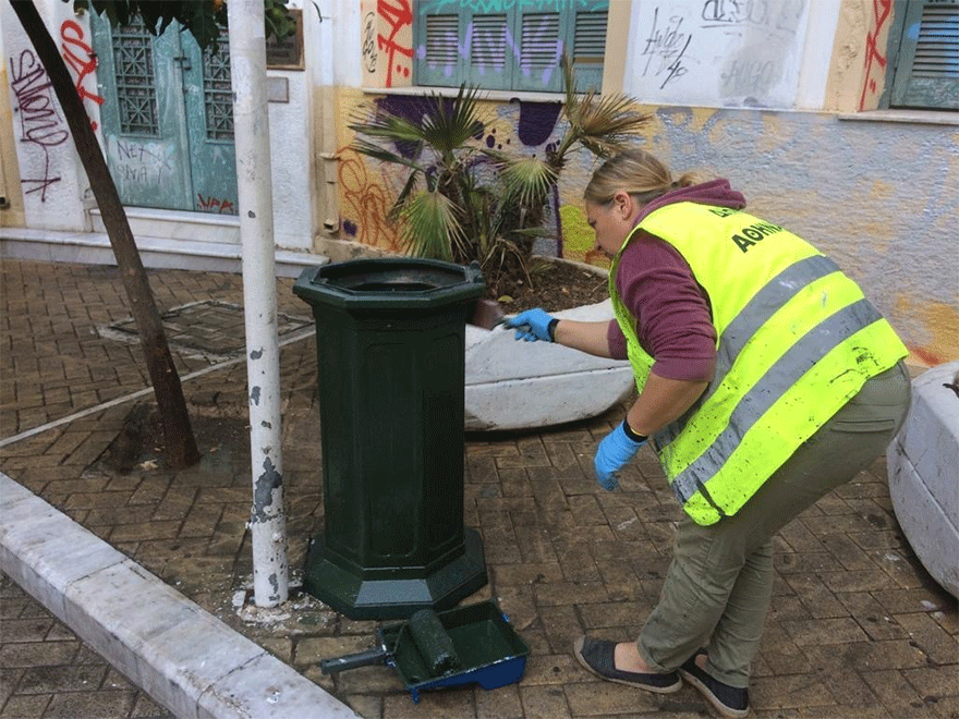 Υπάλληλοι του Δήμου Αθηναίων καθάρισαν στην περιοχή του Ψυρρή