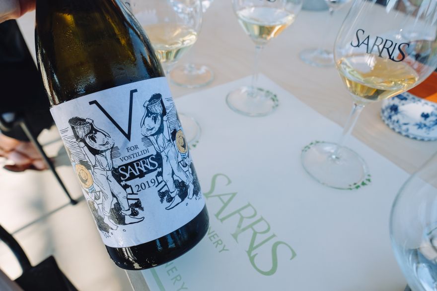 "V for Vostilidi", ένα υπέροχο κρασί από το οινοποιείο Sarris/ © Michael Pappas