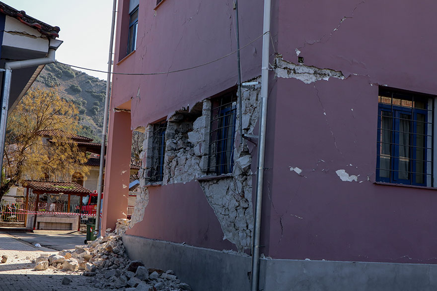 Οικισμός Δαμάσι: Σημαντικές ζημιές στο σχολείο του χωριού από τον σεισμό 6 Ρίχτερ στην Ελασσόνα