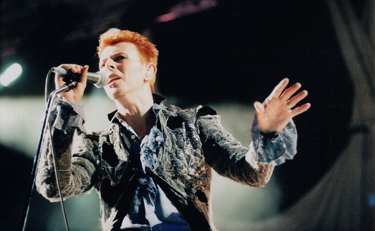 Στιγμιότυπο από τη συναυλία του David Bowie στην Αθήνα, τον Ιούλιο του 1996