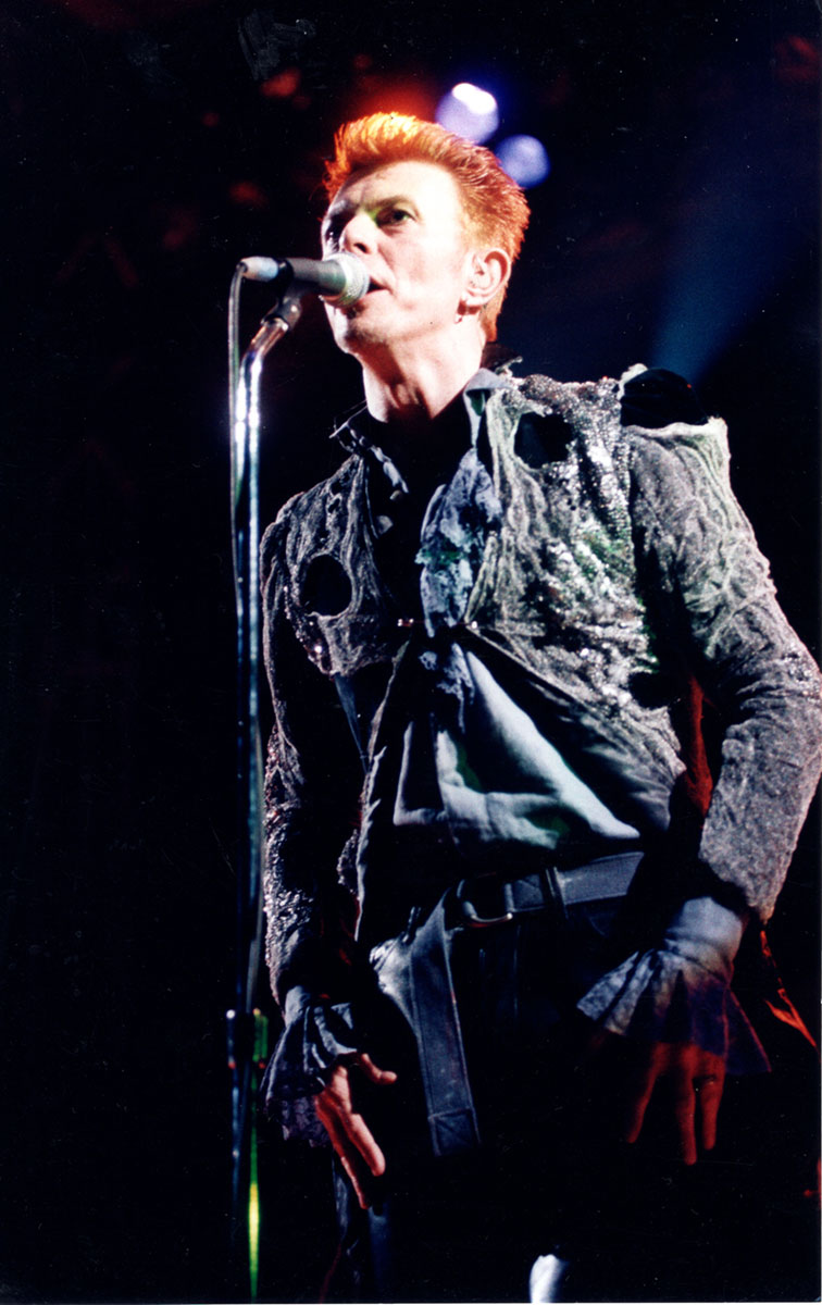 Στιγμιότυπο από τη συναυλία του David Bowie στην Αθήνα, τον Ιούλιο του 1996