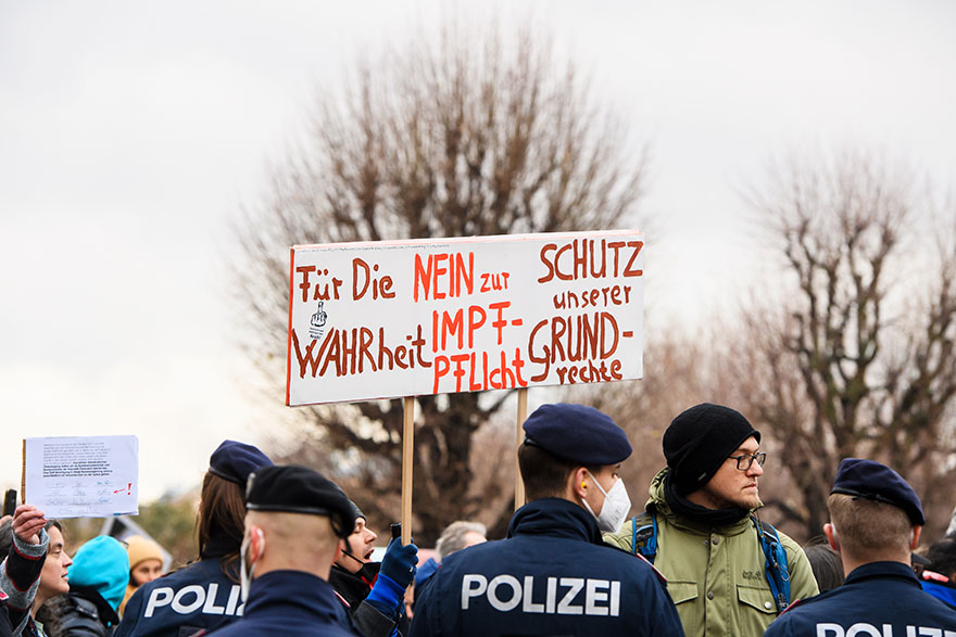 Αντιεμβολιαστές στη Βιέννη διαδηλώνουν κατά του υποχρεωτικού εμβολιασμού στην Αυστρία