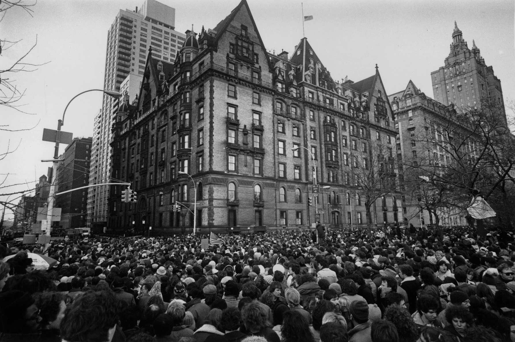 Πλήθος κόσμου έξω από το κτίριο που δολοφονήθηκε ο Τζον Λένον, Νέα Υόρκη, Δεκέμβριος 1980