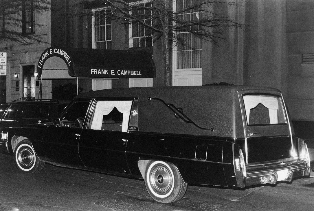 Η νεκροφόρα που μετέφερε τη σορό του Τζον Λένον έξω από το Frank E. Campbell, Νέα Υόρκη, Δεκέμβριος 1980
