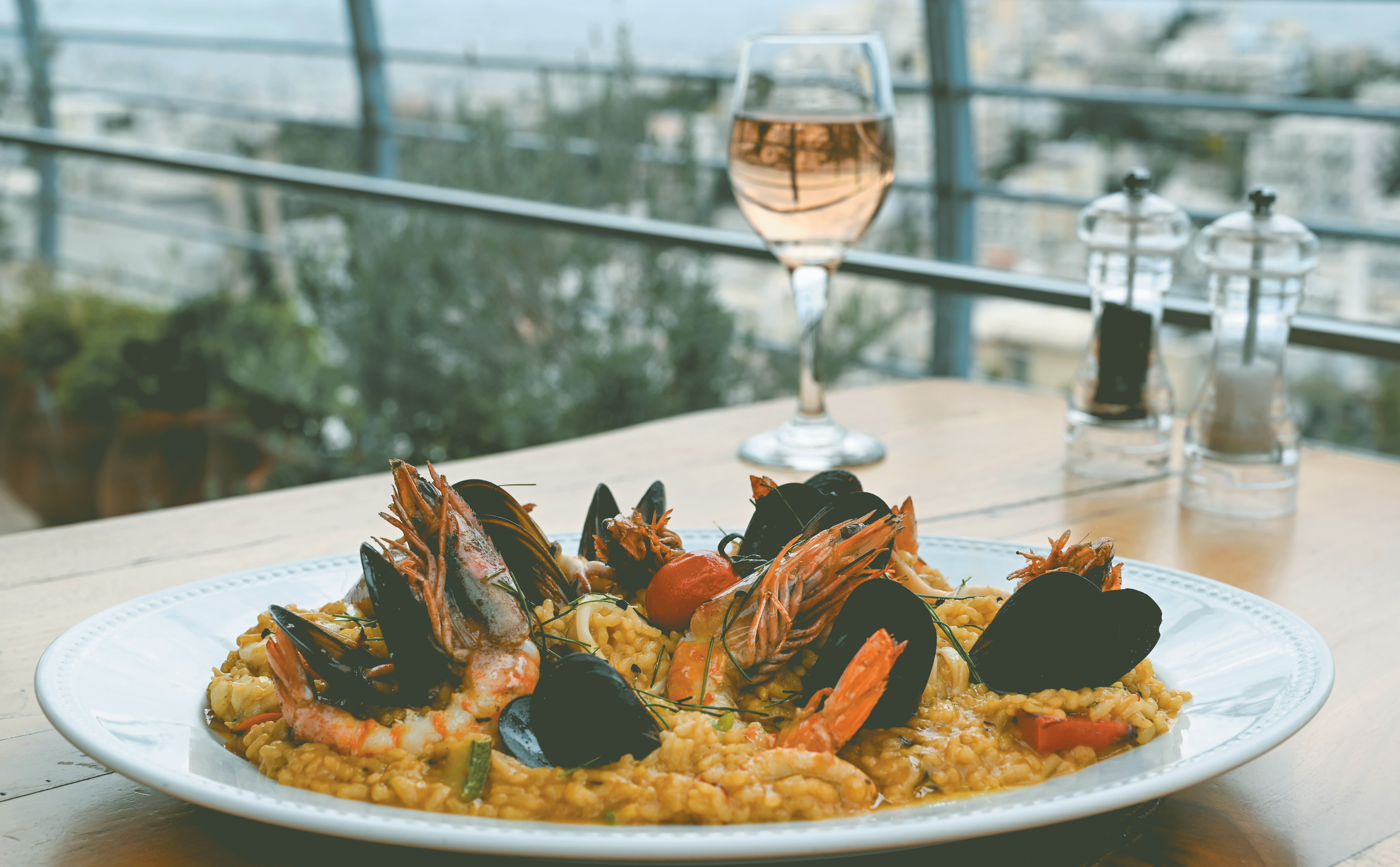 Μπαλκόνι στις Κυκλάδες: Εκλεκτή ψαροφαγία με θέα όλη την Αθήνα