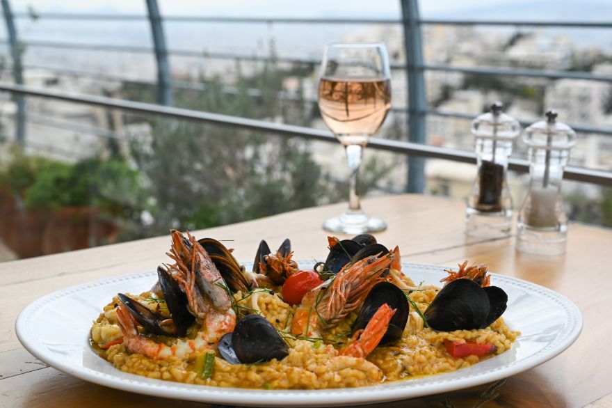 Paella θαλασσινών με γαρίδες Αμβρακικού, όστρακα και φιλέτο ψαριού με καπνιστά λαχανικά