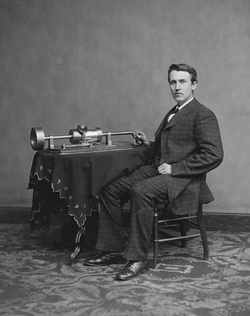 Ο Τόμας Έντισον ποζάρει δίπλα στην εφεύρεσή του, το φωνογράφο