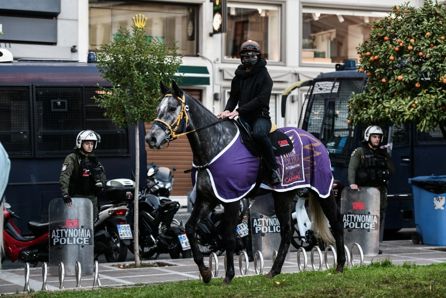 Ιππόδρομος: Συγκέντρωση εργαζομένων με άλογα στο κέντρο της Αθήνας