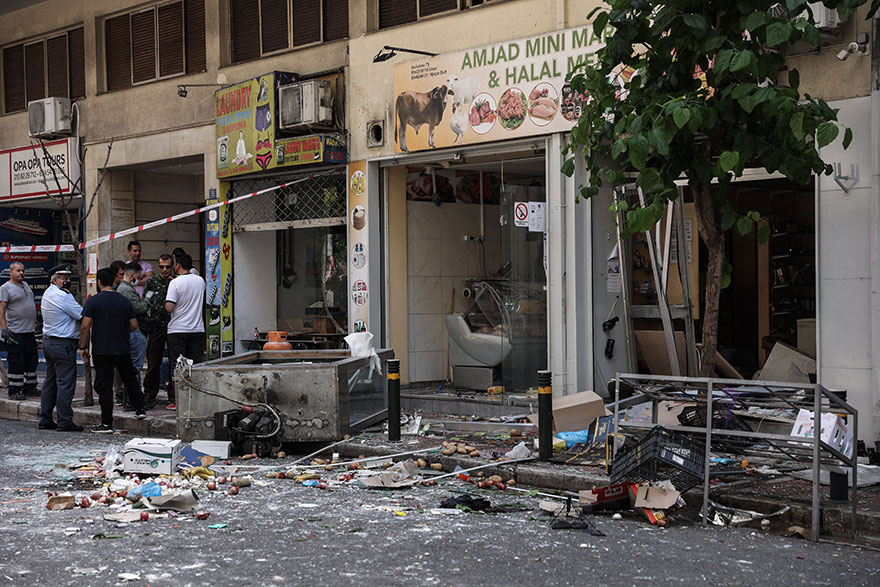 Βομβαρδισμένο τοπίο στο κρεοπωλείο - μίνι μάρκετ μετά την έκρηξη στην Ιουλιανού