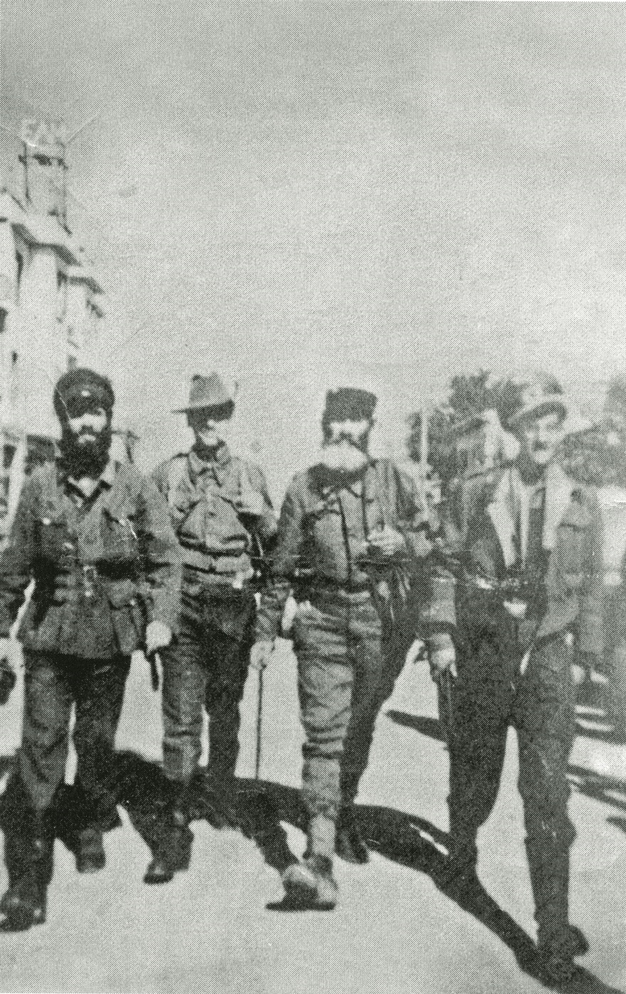 Δεύτερος από δεξιά ο πατέρας, ΕΛΑΣ Θήβα, Ιούλιος 1944.