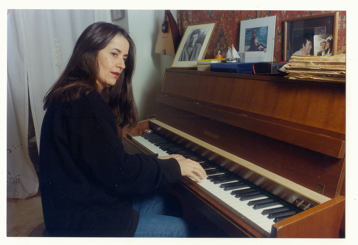 Η Ελένη Καραΐνδρου παίζει πιάνο
