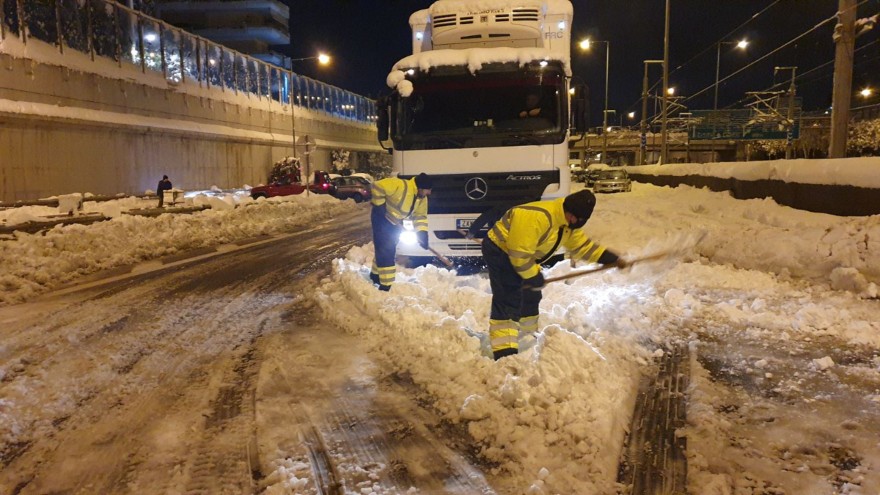 Η χιονόπτωση «μπλόκαρε» τους οδηγούς στην Αττική Οδό - Συνδρομή δυνάμεων για τον απεγκλωβισμό τους