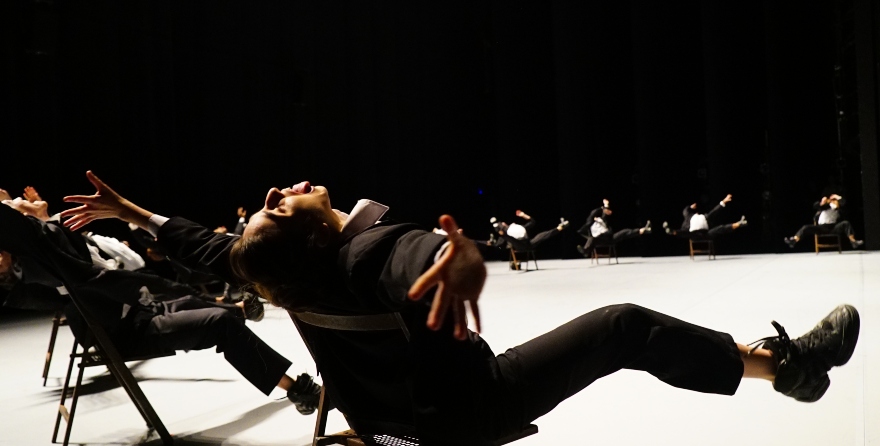 Η χορογραφία "Minus 16" του Οχάντ Ναχαρίν στο τρίπτυχο χορού 3 Rooms της ΕΛΣ