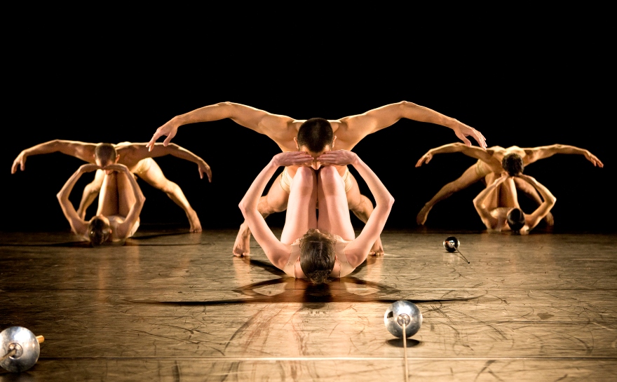 Η χορογραφία "Petite mort" του Γίρζι Κύλιαν στο τρίπτυχο χορού 3 Rooms της ΕΛΣ 