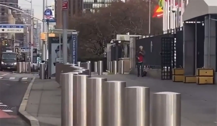 Ο ένοπλος έξω από τα κεντρικά γραφεία του ΟΗΕ στη Νέα Υόρκη έχει στραμμένη την καραμπίνα στον εαυτό του