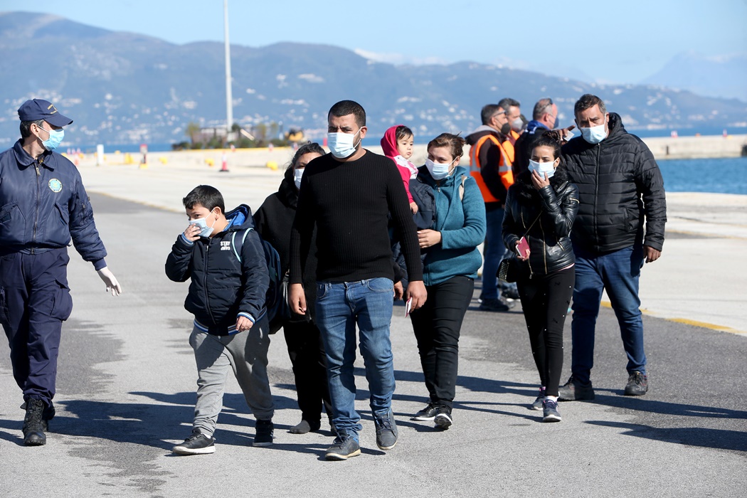 Επιβάτες του Euroferry Olympia μεταφέρονται με ασφάλεια σε χώρο του λιμένα Κέρκυρας