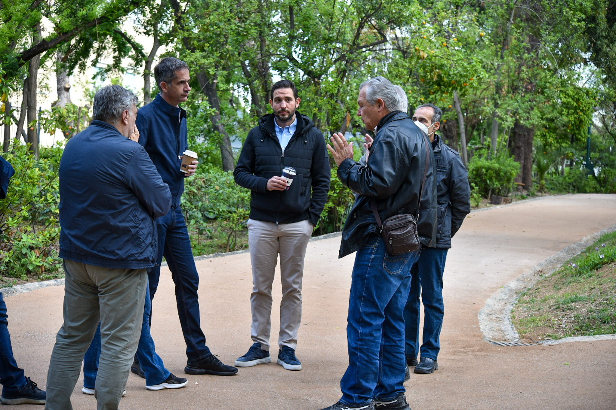 Εθνικός Κήπος: Ο δήμαρχος Αθηναίων, Κώστας Μπακογιάννης, μαζί με άλλα πρόσωπα κατά τη διάρκεια επίσκεψής του στον κήπο