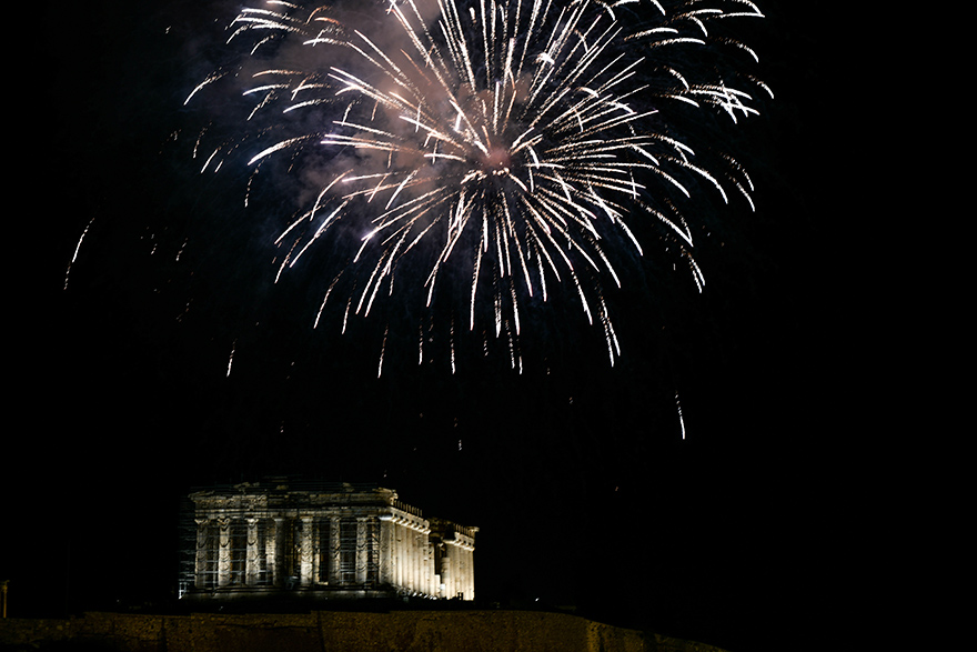 Με περιορισμούς και μέτρα υποδέχθηκε τον νέο χρόνο η Ελλάδα