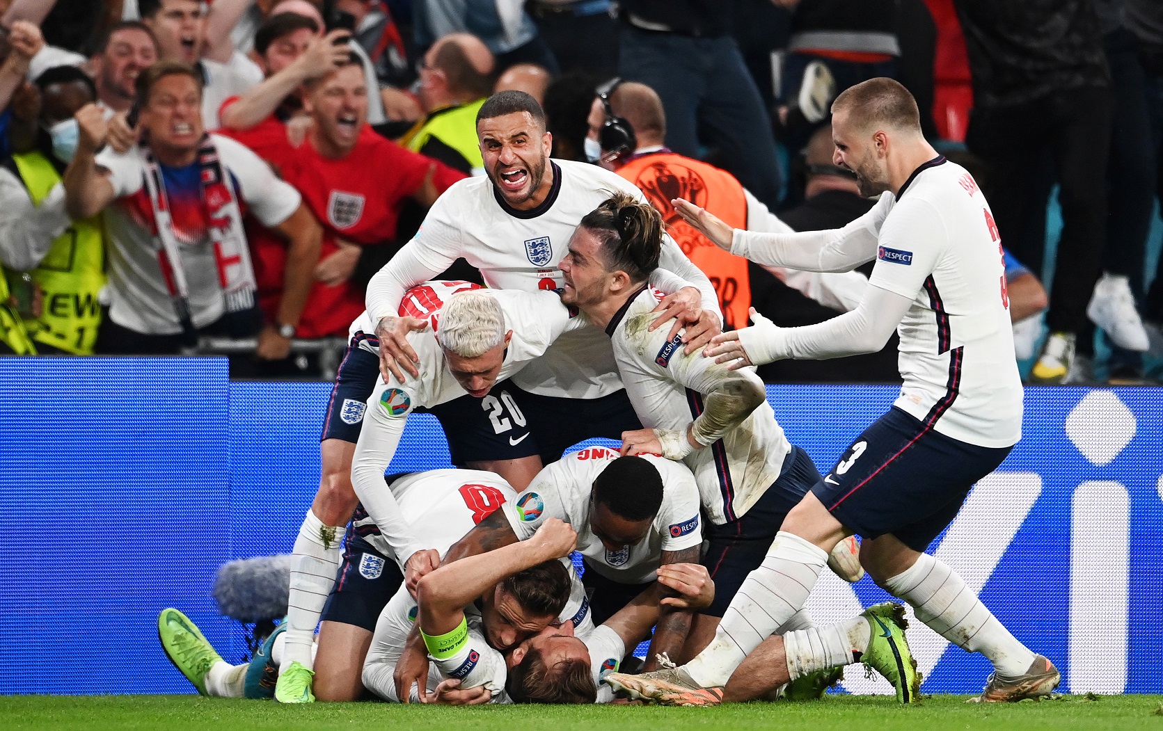 Οι παίκτες της Εθνικής Αγγλίας πανηγυρίζουν την πρόκριση της ομάδας τους στον τελικό του Euro 2020