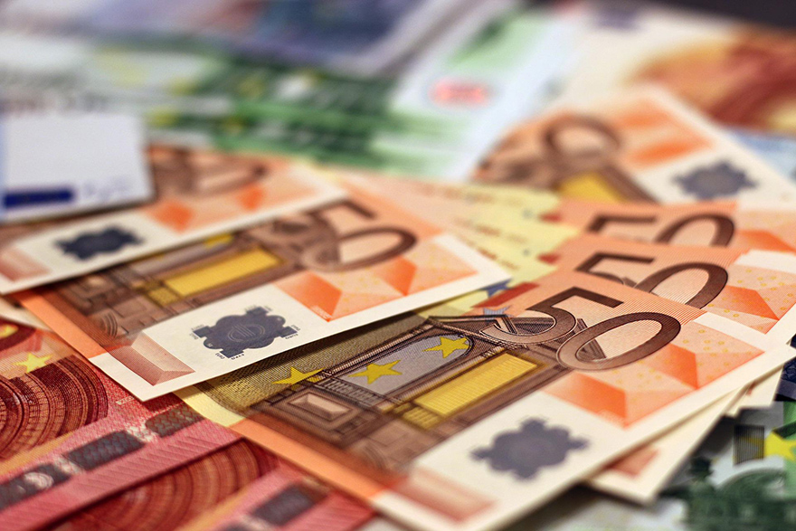 Στα 713 ευρώ από σήμερα 1η Μαΐου ο κατώτατος μισθός