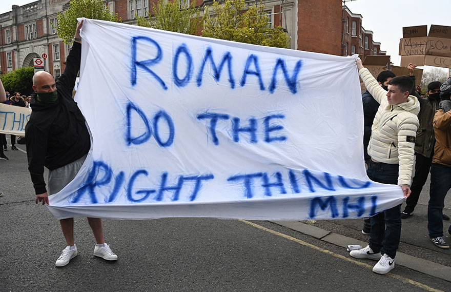 «Ρομάν κάνε το σωστό» γράφει το πανό που κρατούν οπαδοί της Τσέλσι έξω από το «Στάμφορντ Μπριτζ», διαμαρτυρόμενοι για τη European Super League