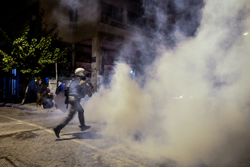 Αστυνομικός στα Εξάρχεια μέσα σε αποπνικτική ατμόσφαιρα από τα χημικά - Επεισόδια μετά την πορεία για τον Αλέξανδρο Γρηγορόπουλο