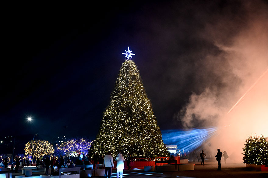 Στο Experience Park Ελληνικού δεσπόζει το ύψους 17 μέτρων χριστουγεννιάτικο δέντρο