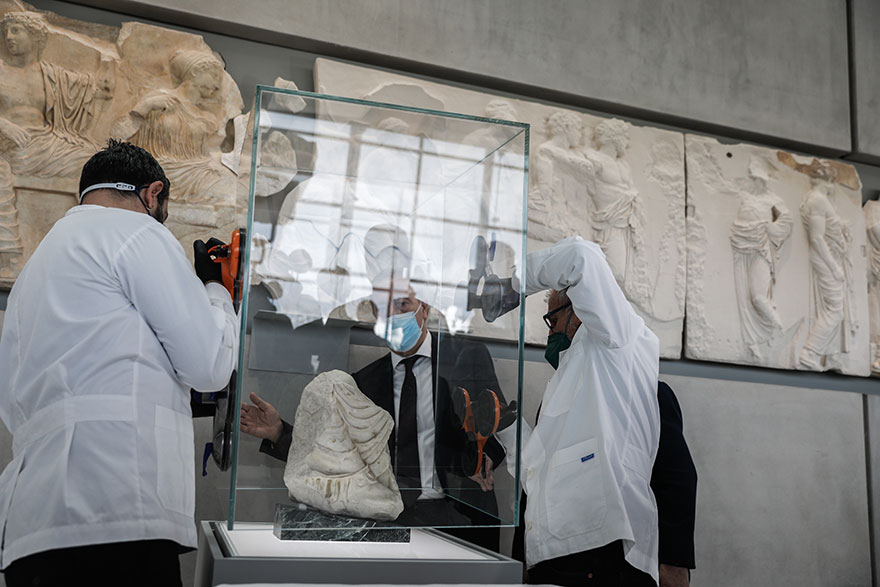 Το θραύσμα Fagan σε ειδική προθήκη λίγο πριν τοποθετηθεί στο Μουσείο της Ακρόπολης