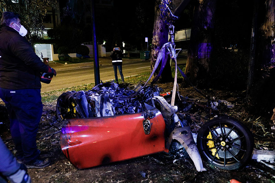 Ό,τι απέμεινε από την κατεστραμμένη Ferrari στη Βούλα μετά το τροχαίο