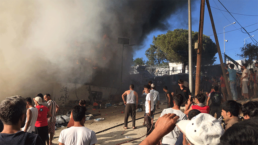 Ένταση στη Μόρια με πρόσφυγες και μετανάστες να ανάβουν φωτιές
