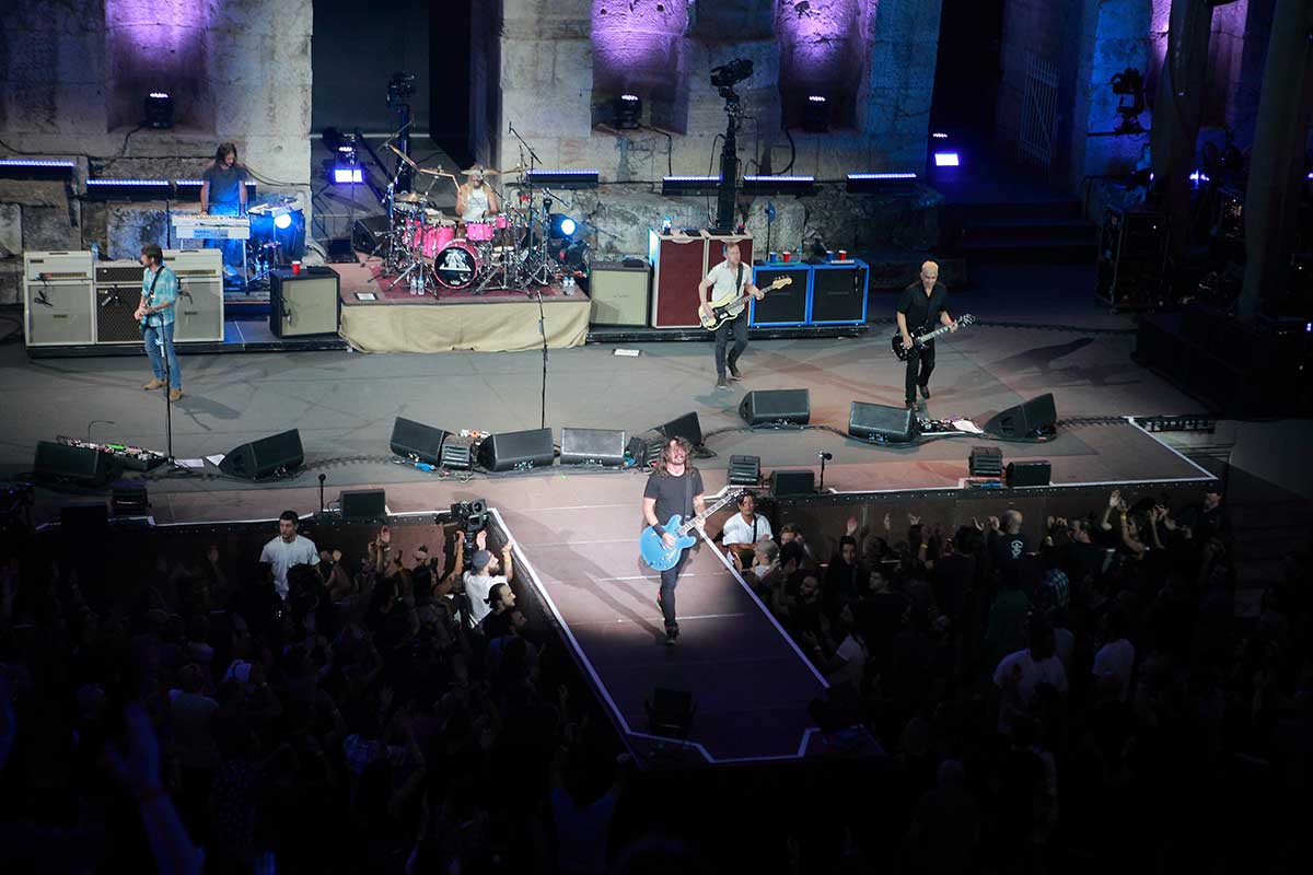 Στιγμιότυπο από συναυλία την συναυλία των Foo Fighers στο Ηρώδειο
