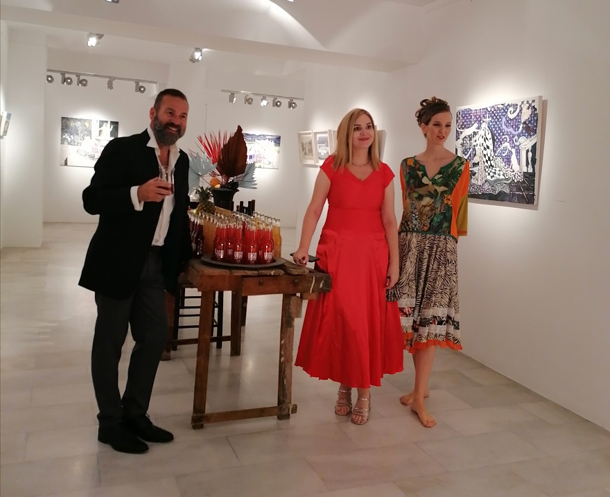 Η καλλιτέχνης Σοφία-Ρόουζ Κοσμίδου με τον ιδιοκτήτη της Gallery Genenis, Γιώργο Τζάνερη και την Nαταλία Ρίζου.