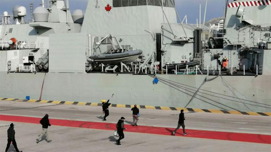 Κόκκινες μπογιές εκτόξευσαν μέλη του ΚΚΕ και της ΚΝΕ σε φρεγάτα του ΝΑΤΟ στον Πειραιά