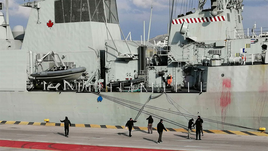 Μέλη του ΚΚΕ και της ΚΝΕ ρίχνουν μπογιές σε πολεμικό πλοίο του ΝΑΤΟ στον Πειραιά