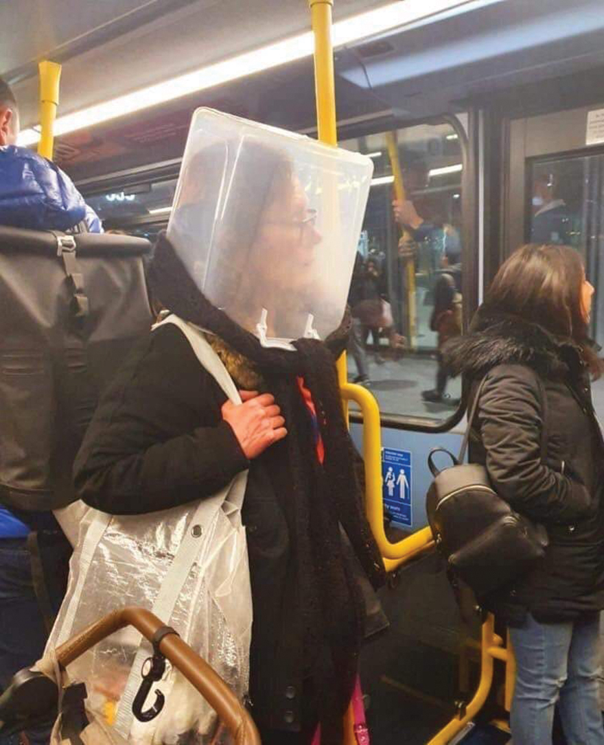 Γυναίκα μέσα στο μετρό που φοράει κουβά στο κεφάλι
