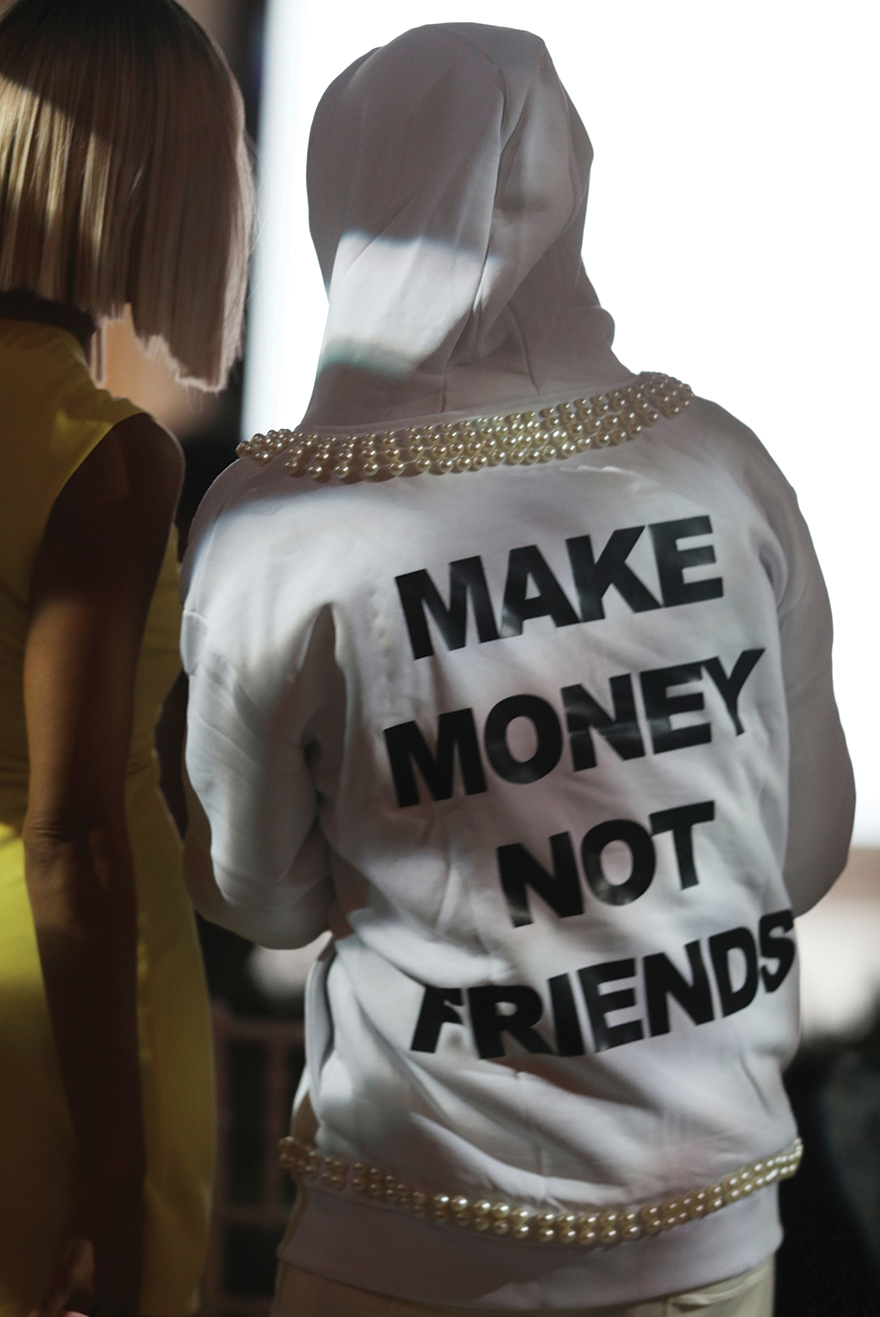 To μπουφάν που φόρεσε ο στιλίστας Αλ Γκίγκα στο Fashion Week