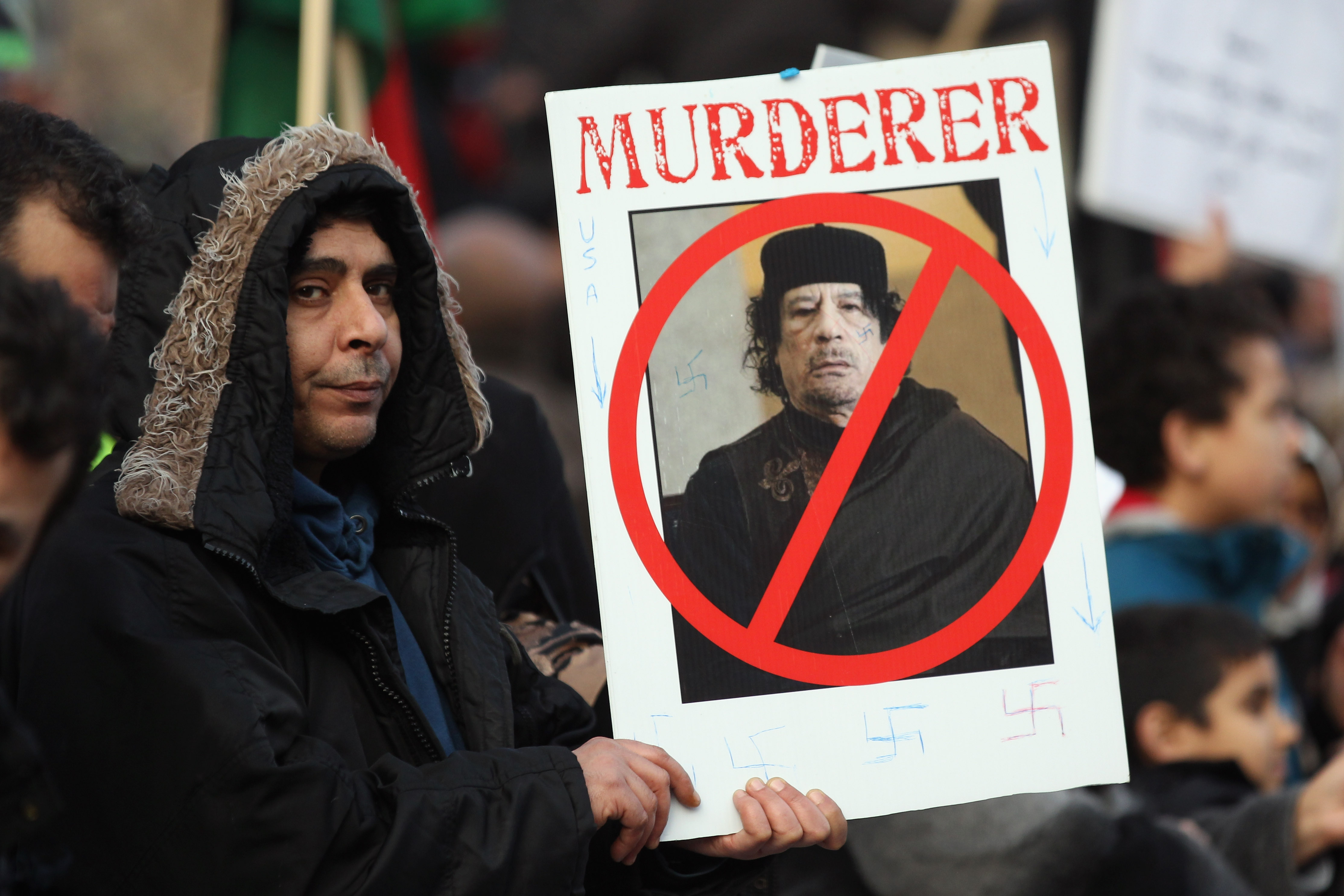 Διαδηλώτρια εναντίον του Μουαμάρ Καντάφι στο Λονδίνο