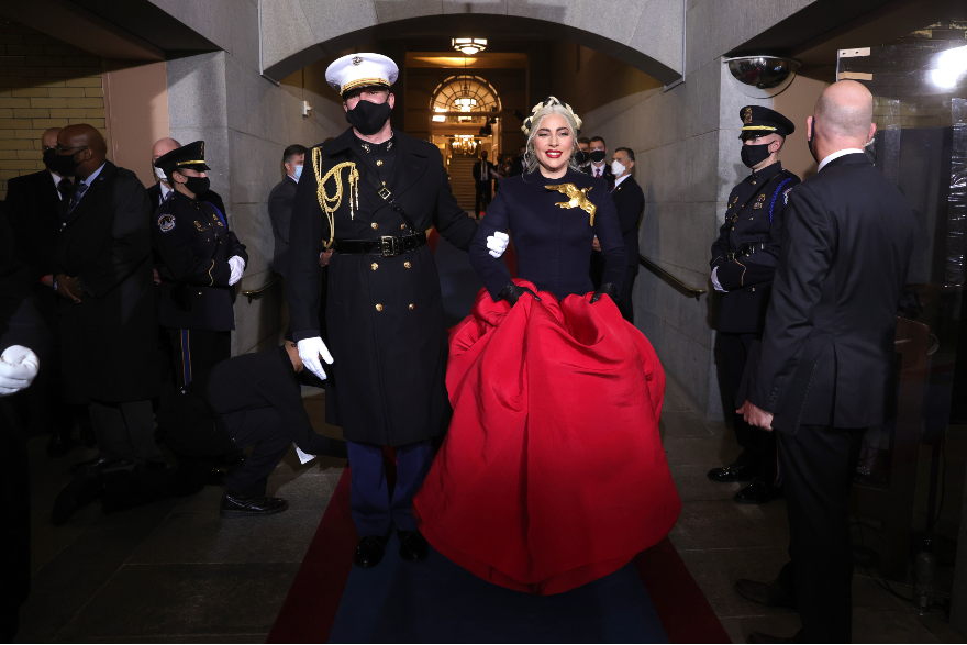 Η Lady Gaga αποκάλυψε ότι εμφανίστηκε στην ορκωμοσία του Τζο Μπάιντεν με «αλεξίσφαιρο φόρεμα»