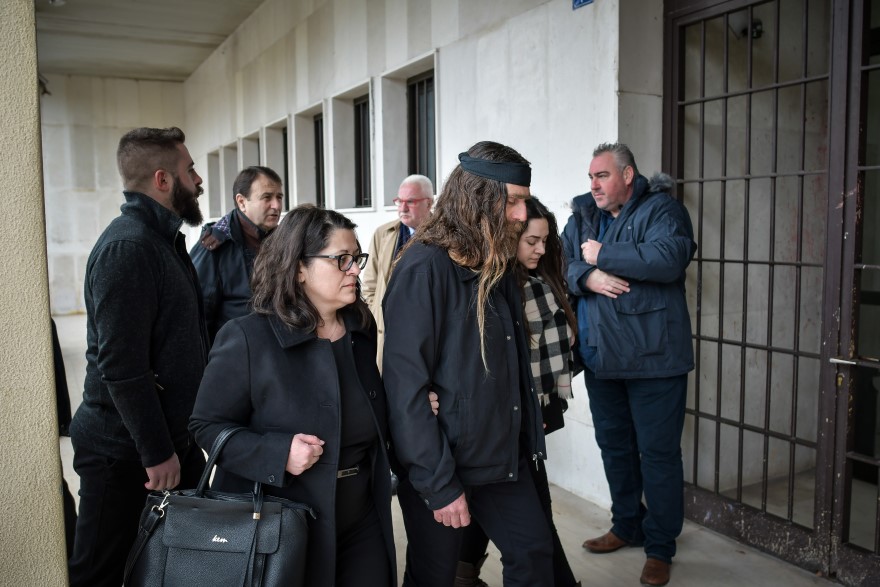  Η οικογένεια του Βαγγέλη Γιακουμάκη στη δίκη του 2019 © EUROKINISSI/ΛΕΩΝΙΔΑΣ ΜΠΑΚΟΛΑΣ