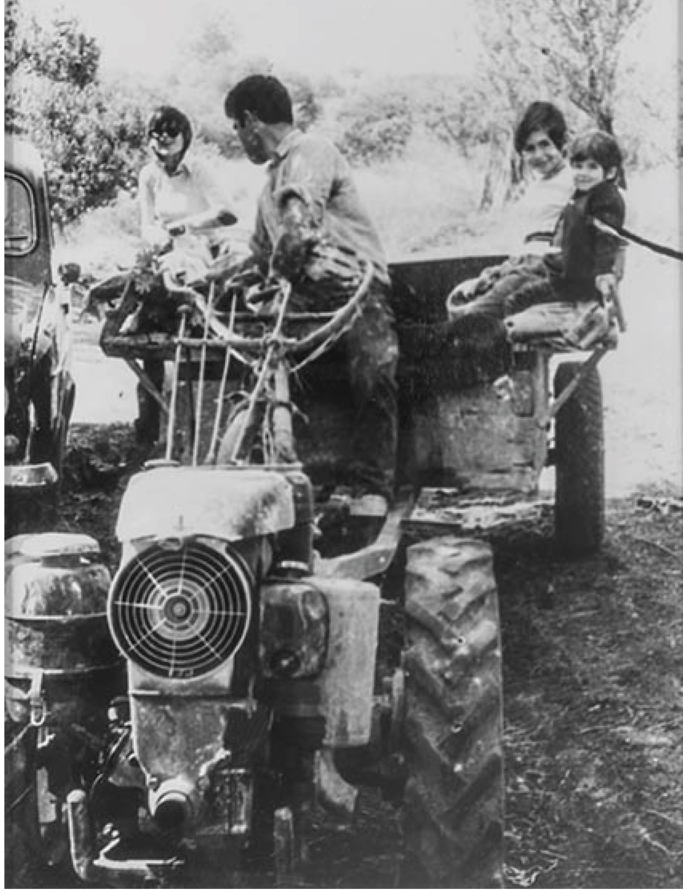 Ο Γιάννης Μπουτάρης με τα παιδιά και την Αθηνά, πάνω στο τρακτέρ τη δεκαετία του '70