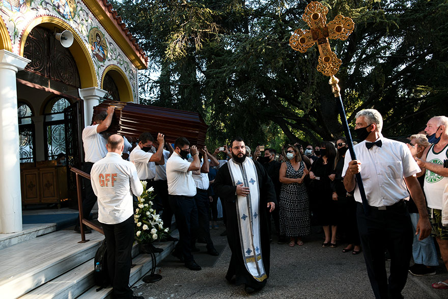 Πένθος για τον θάνατο του Γιάννη Πουλόπουλου - Οδύνη στο κοιμητήριο στην Κηφισιά όπου τελέστηκε η κηδεία του αγαπημένου ερμηνευτή