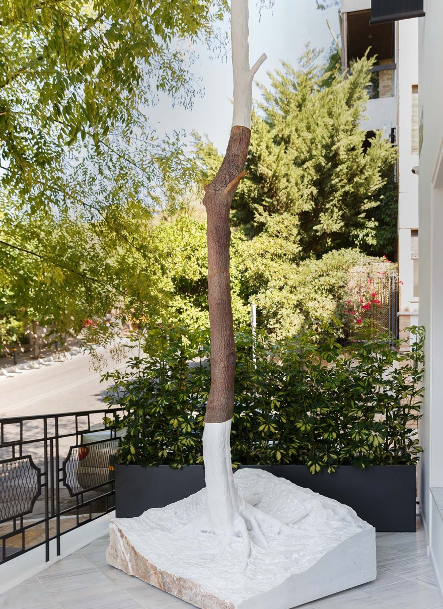 Εξωτερική άποψη από την έκθεση του Τζουζέπε Πενόνε "Impronte di corpi nell’aria / Bodies Imprinted in the Air" στην Gagosian Athens