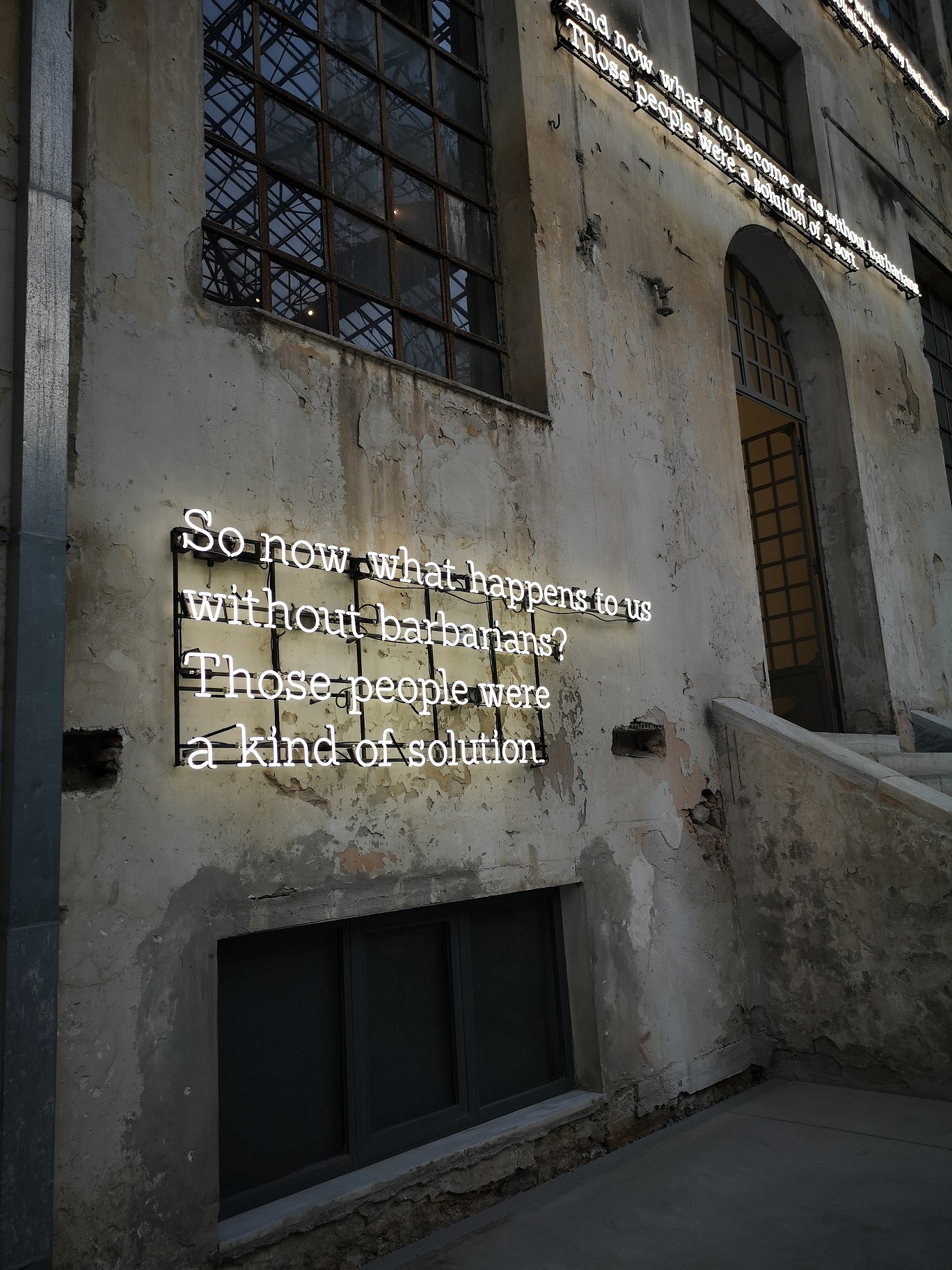Επιγραφή Waiting for the Barbarians στην έκθεση Portals στο παλιό Καπνεργοστάσιο στον Κολωνό στην Αθήνα