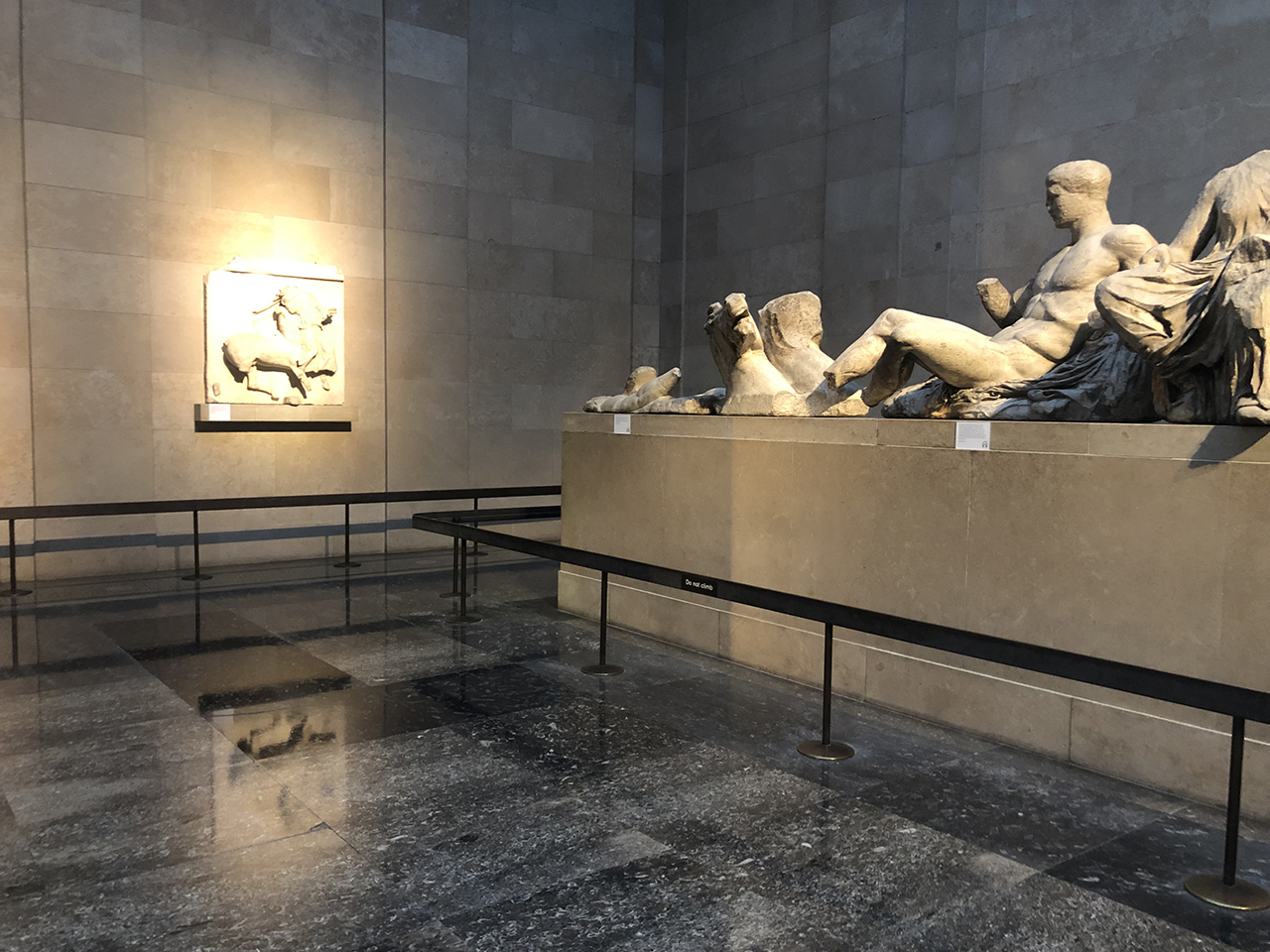Γλυπτά του Παρθενώνα: άνοιξε ξανά η αίθουσα στο Βρετανικό Μουσείο