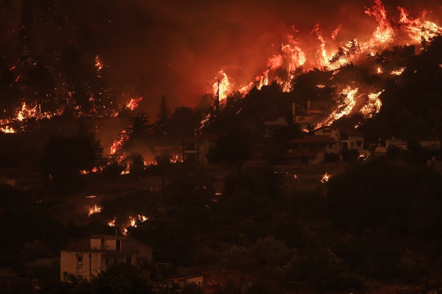 Φωτιά στην Εύβοια: Μάχη για να μην φτάσουν οι φλόγες σε σπίτια στις Γούβες 