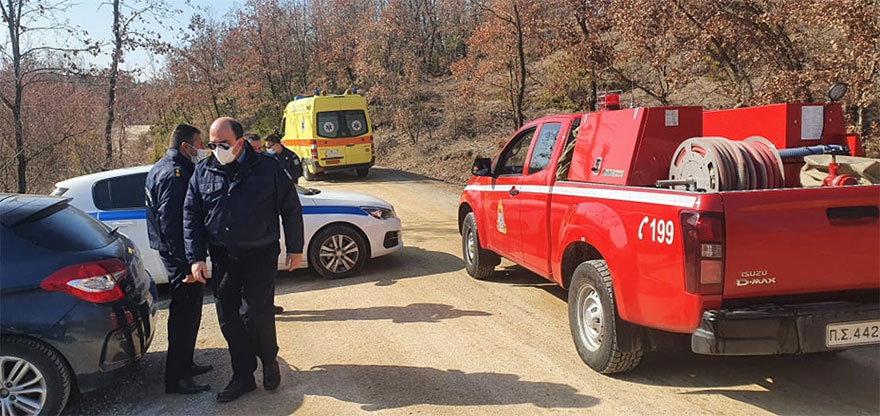 Πυροσβέστες, αστυνομικοί και ασθενοφόρα έξω από το εργοστάσιο στα Γρεβενά που τινάχτηκε στον αέρα